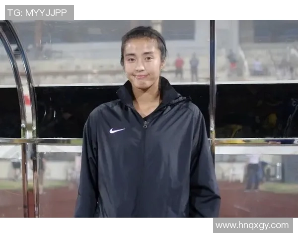 足球明星女友素颜照曝光自然美丽引发网友热议与赞叹